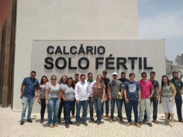 DISCENTES DE ENGENHARIA AGRONÔMICA PARTICIPAM DE VISITA TÉCNICA