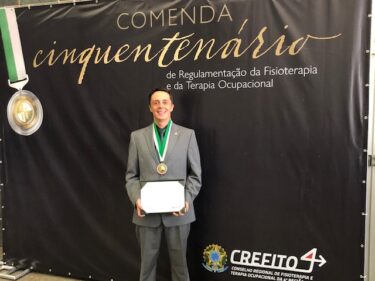 PROFESSOR DO UNIFOR-MG RECEBE COMENDA CINQUENTENÁRIO