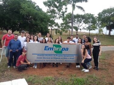 ALUNOS DE ENGENHARIA AGRONÔMICA E CIÊNCIAS BIOLÓGICAS VISITAM A EMBRAPA MILHO E SORGO