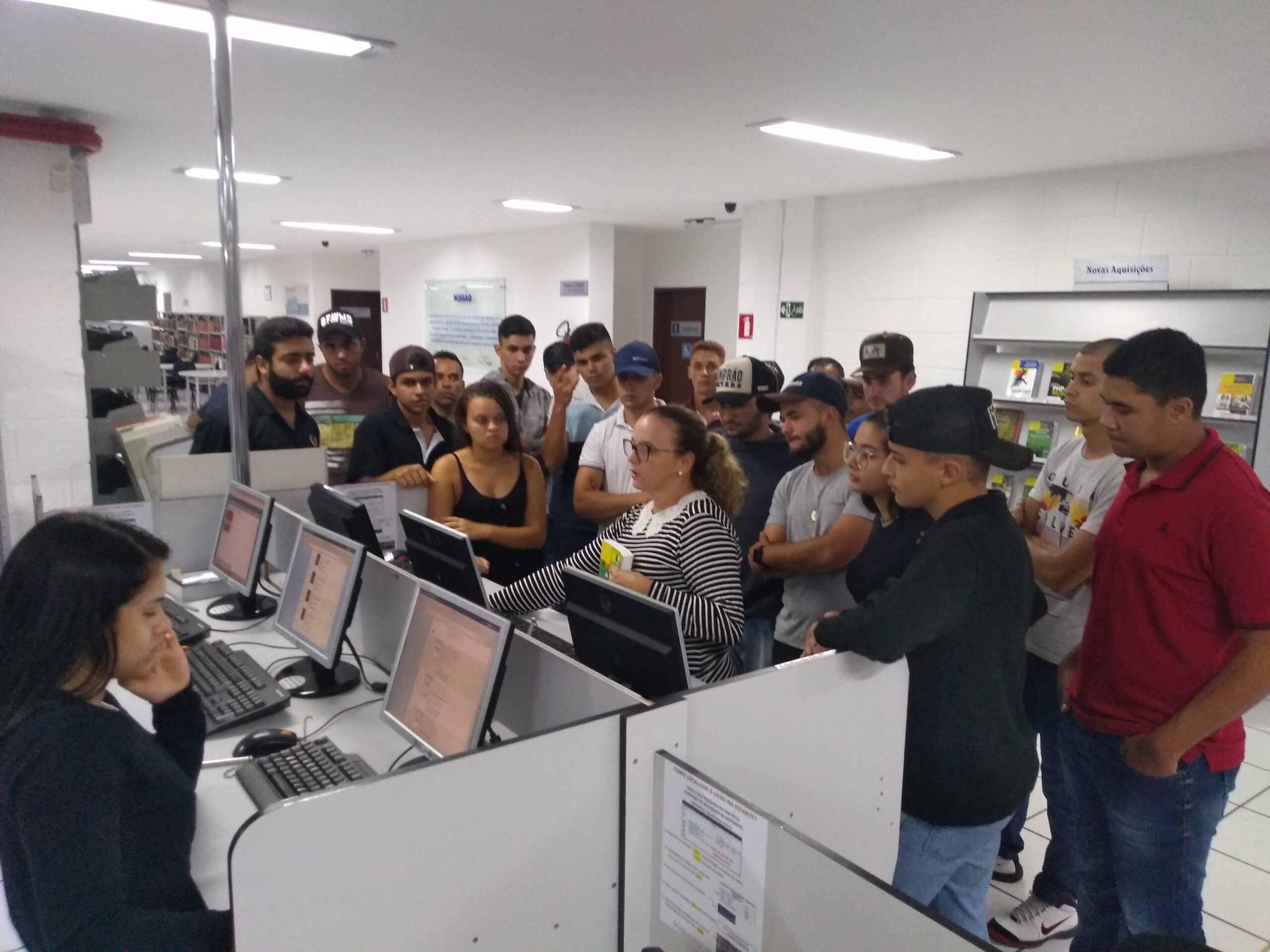 ALUNOS DE ENGENHARIA AGRONÔMICA VISITAM A “BIBLIOTECA ÂNGELA VAZ LEÃO”