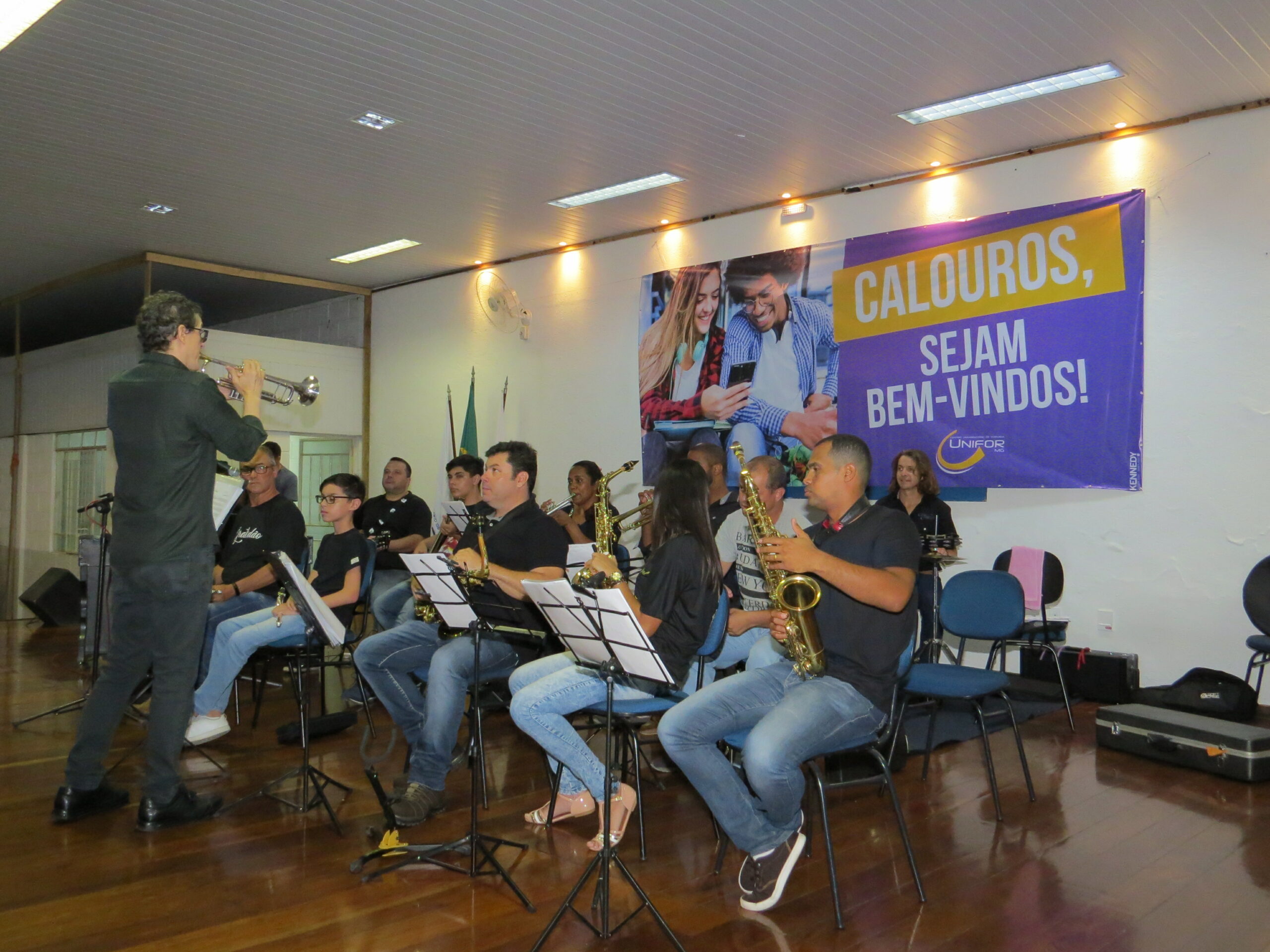 CALOUROS SÃO RECEPCIONADOS COM APRESENTAÇÕES ARTÍSTICAS