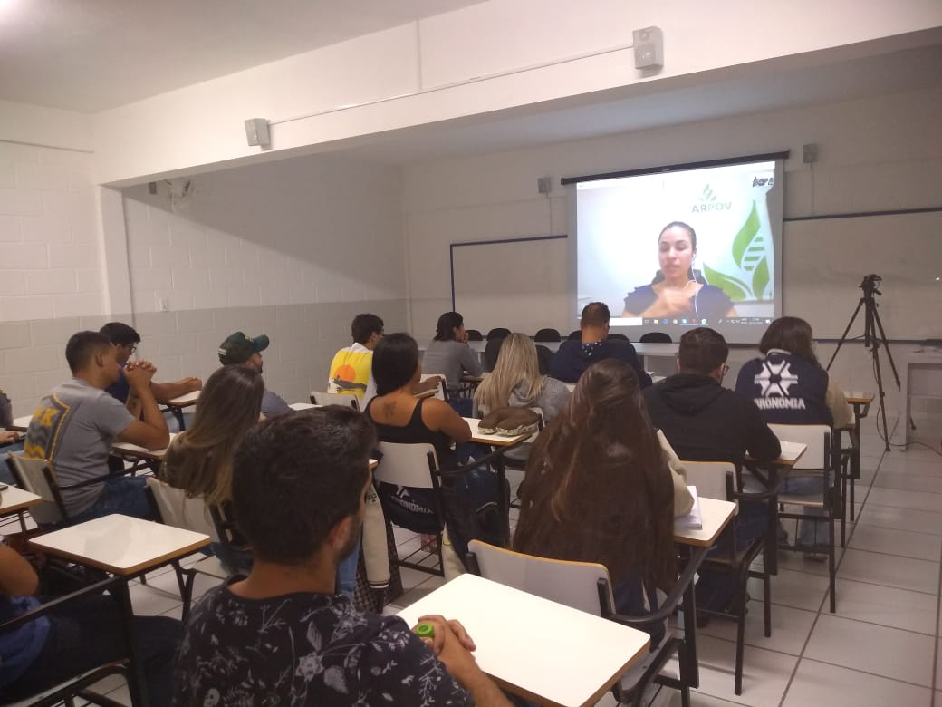 DISCENTES PARTICIPAM DE ATIVIDADE COM REPRESENTANTE DE ASSOCIAÇÃO AGRÍCOLA DO PARAGUAI