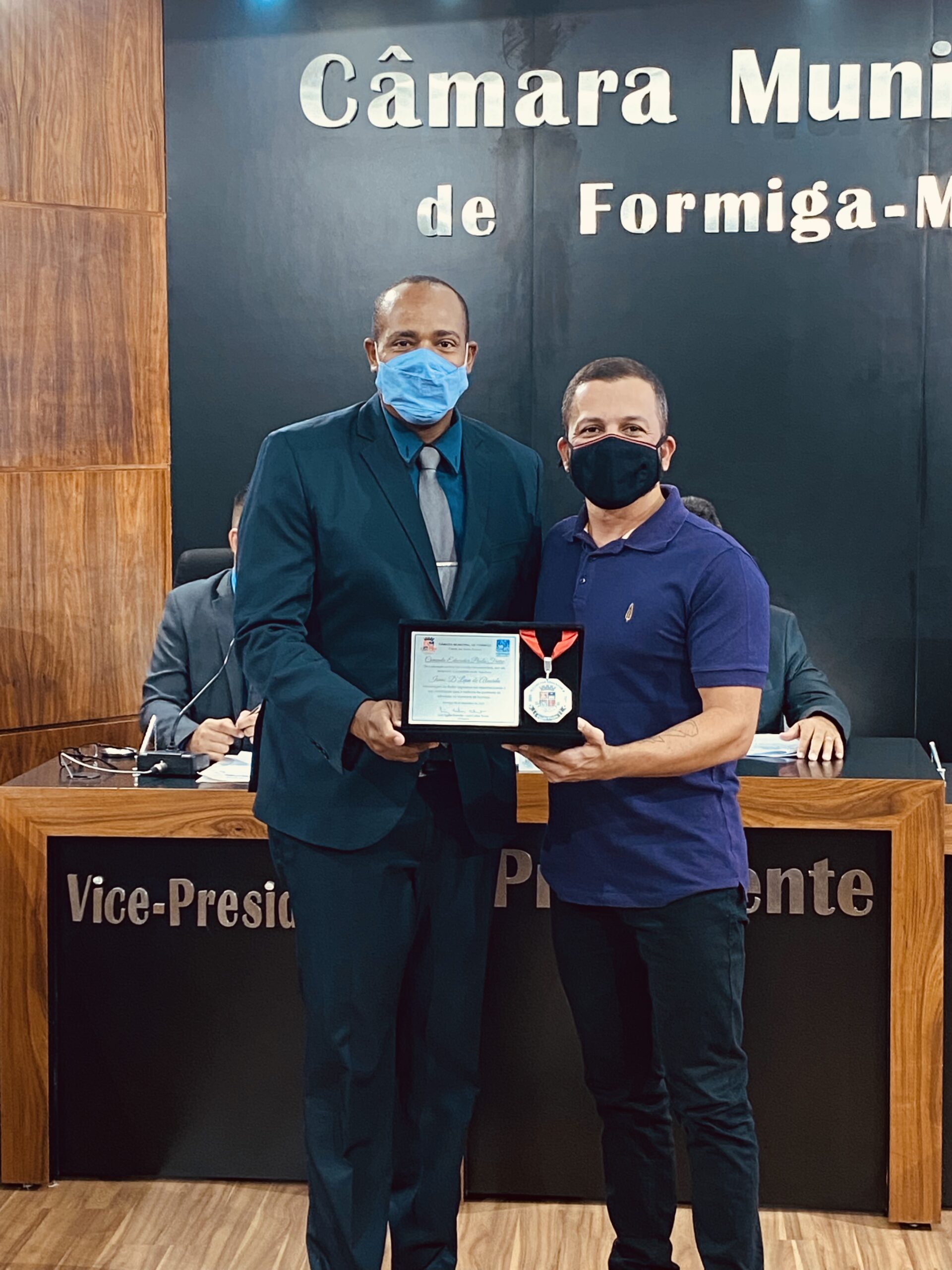 PROFESSOR DO UNIFOR-MG RECEBE A COMENDA EDUCADOR PAULO FREIRE