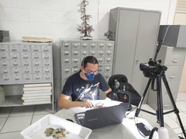 LABORATÓRIO DE MINERALOGIA RECEBE ARQUEÓLOGO DA USP