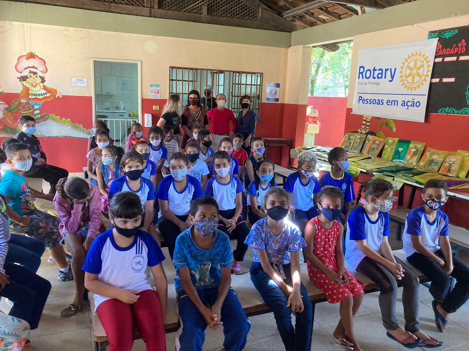 ROTARY FINALIZA CAMPANHA COM ENTREGA DE KITS DE MATERIAL ESCOLAR