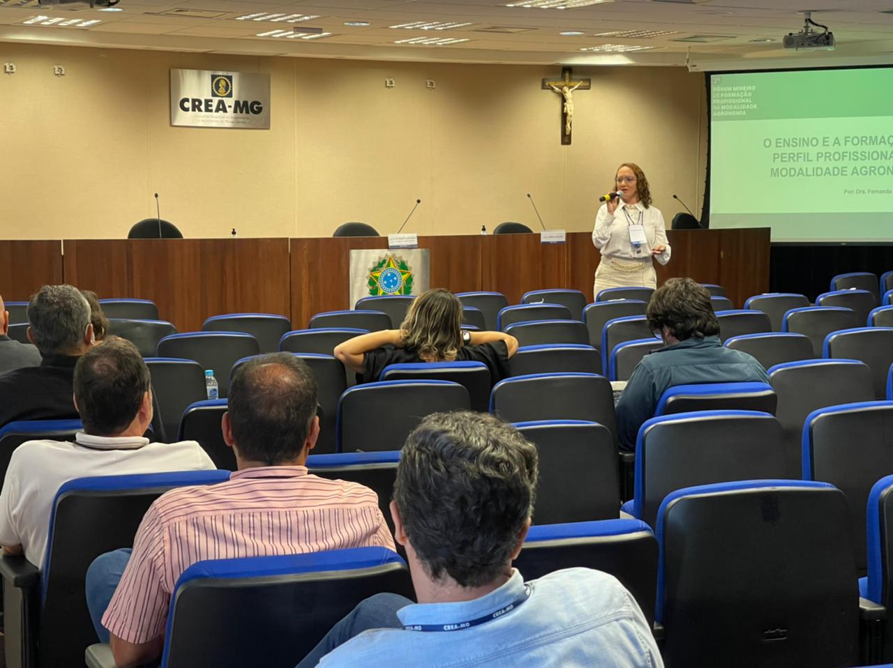 COORDENADORA DE CURSO DO UNIFOR-MG MINISTRA PALESTRAS SOBRE ATUAÇÃO NA ENGENHARIA