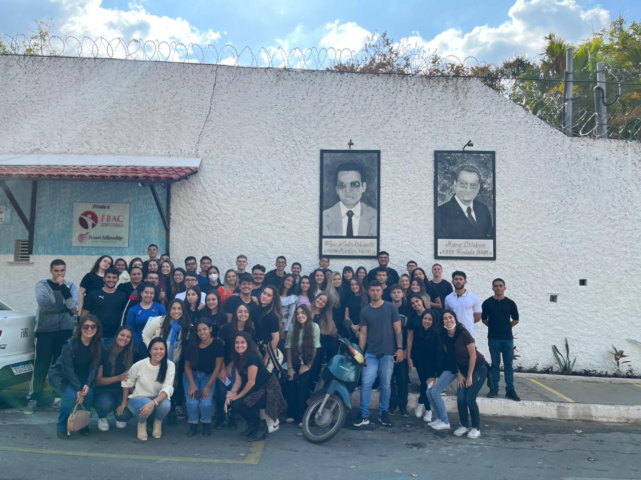 ALUNOS DO CURSO DE DIREITO VISITAM UNIDADE DA APAC