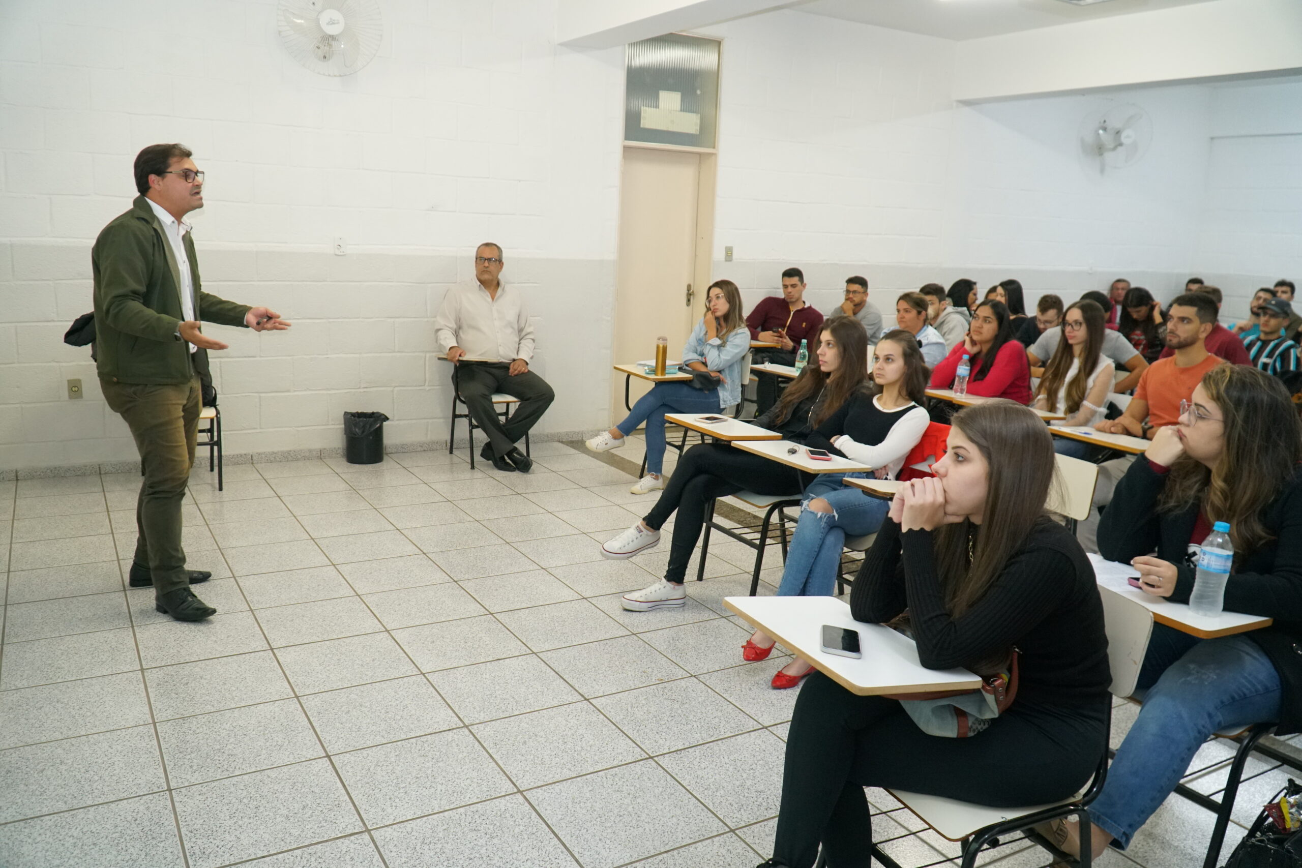 DISCENTES DE DIREITO PARTICIPAM DE PALESTRA