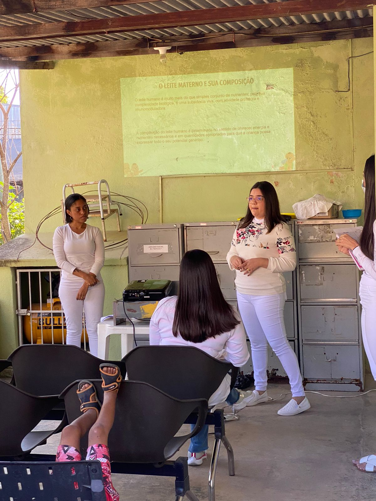 ACADÊMICAS DO UNIFOR-MG MINISTRAM PALESTRA SOBRE AMAMENTAÇÃO