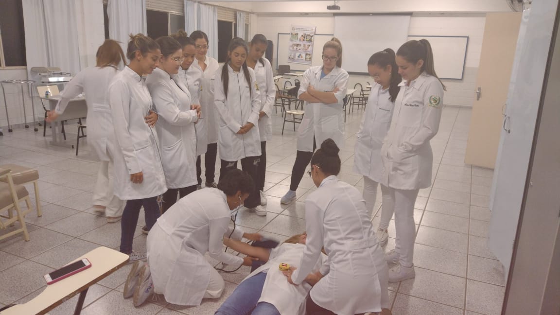 ALUNOS DE ENFERMAGEM PARTICIPAM DE SIMULAÇÃO REALÍSTICA