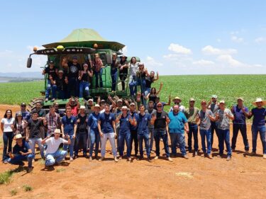 ALUNOS VISITAM A EMPRESA PIMFOR EMPREENDIMENTOS AGROPECUÁRIOS LTDA.