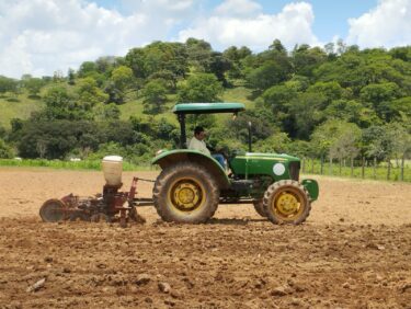 INICIADO O PLANTIO NA FAZENDA LABORATÓRIO PARA O DIA DE CAMPO