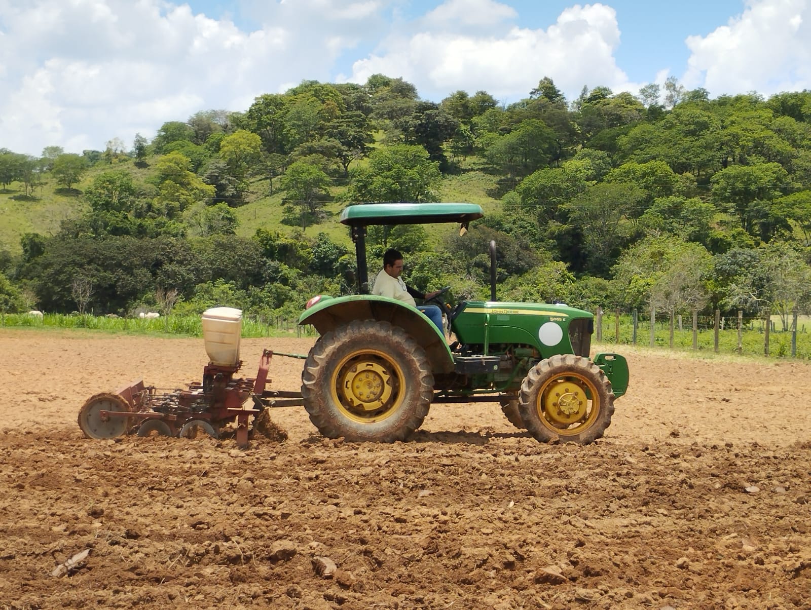 INICIADO O PLANTIO NA FAZENDA LABORATÓRIO PARA O DIA DE CAMPO