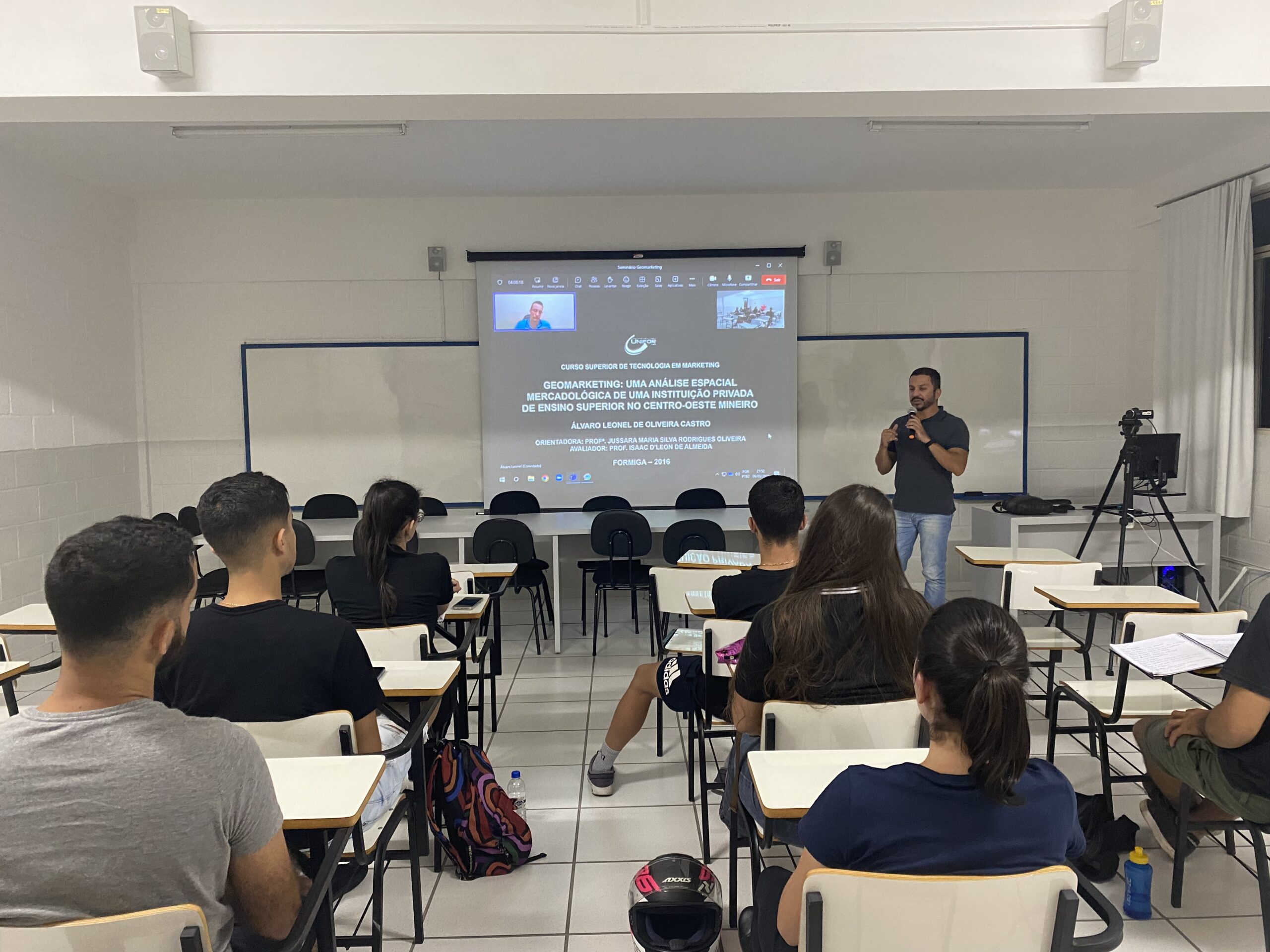 ACADÊMICOS DE ADMINISTRAÇÃO PARTICIPAM DE PALESTRA