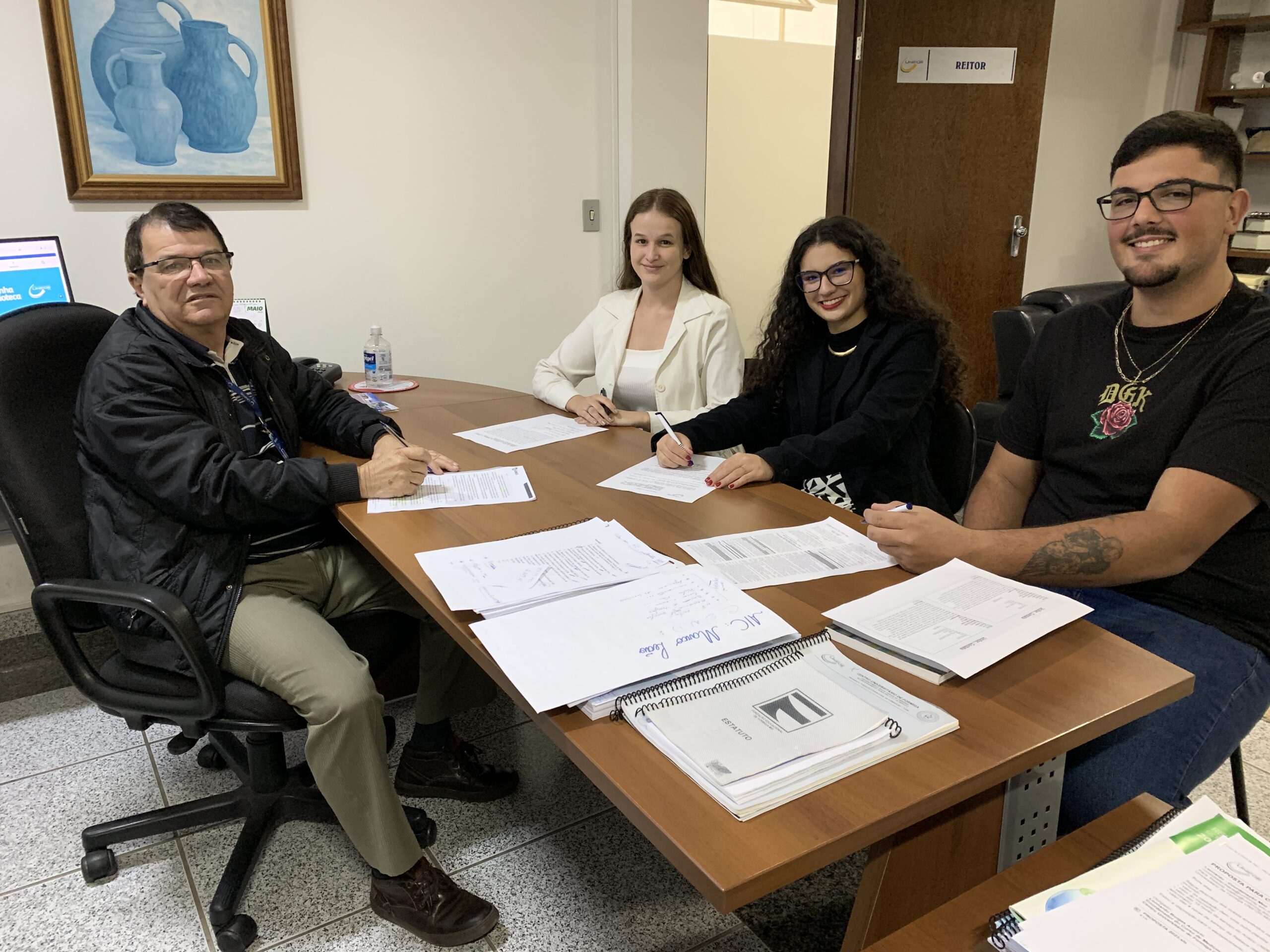 REPRESENTANTES DOS ALUNOS TOMAM POSSE NO CONSELHO UNIVERSITÁRIO