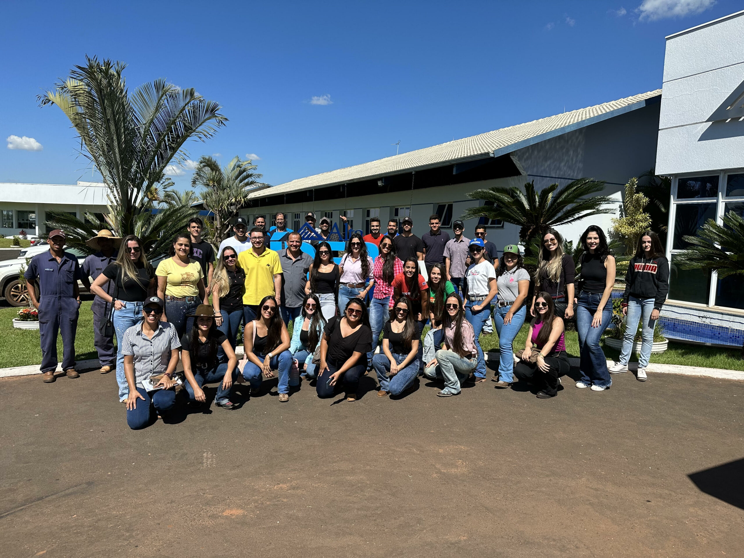 ALUNOS DE MEDICINA VETERINÁRIA PARTICIPAM DE VISITA TÉCNICA