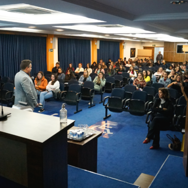 ALUNOS DE ESTÉTICA E BIOMEDICINA PARTICIPAM DE PALESTRA SOBRE TECNOLOGIAS AVANÇADAS NA ESTÉTICA