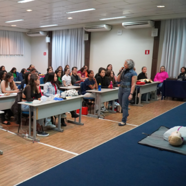 ALUNOS PARTICIPAM DE TREINAMENTO OPERACIONAL DO DESFIBRILADOR EXTERNO AUTOMÁTICO
