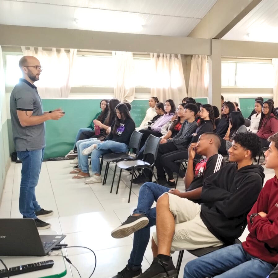 PROFESSOR DO UNIFOR-MG MINISTRA PALESTRA SOBRE TECNOLOGIA PARA ALUNOS DO CURSO TÉCNICO DO POLIVALENTE EM FORMIGA-MG