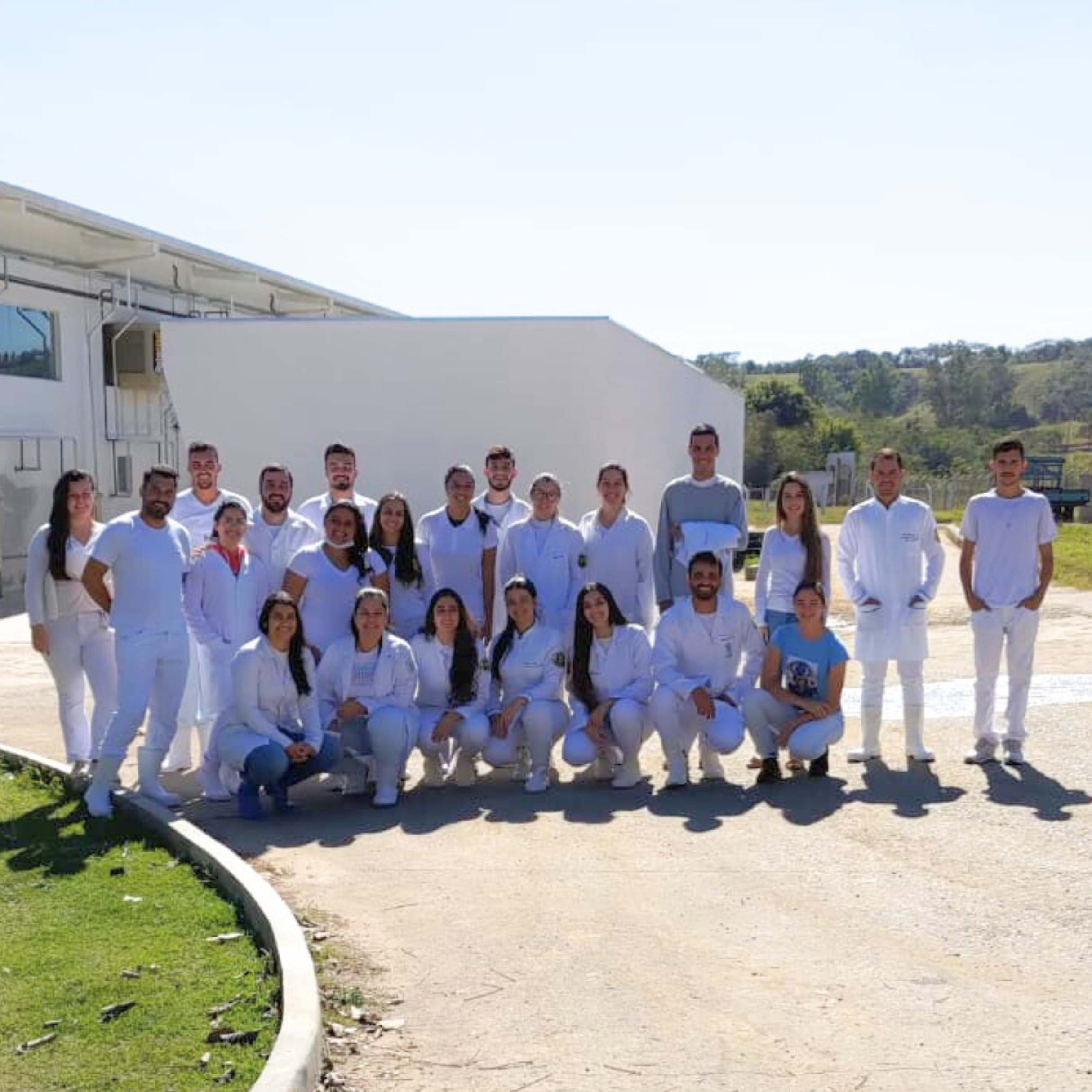 ALUNOS DE MEDICINA VETERINÁRIA DO UNIFOR-MG VISITAM LATICÍNIO IDEAL