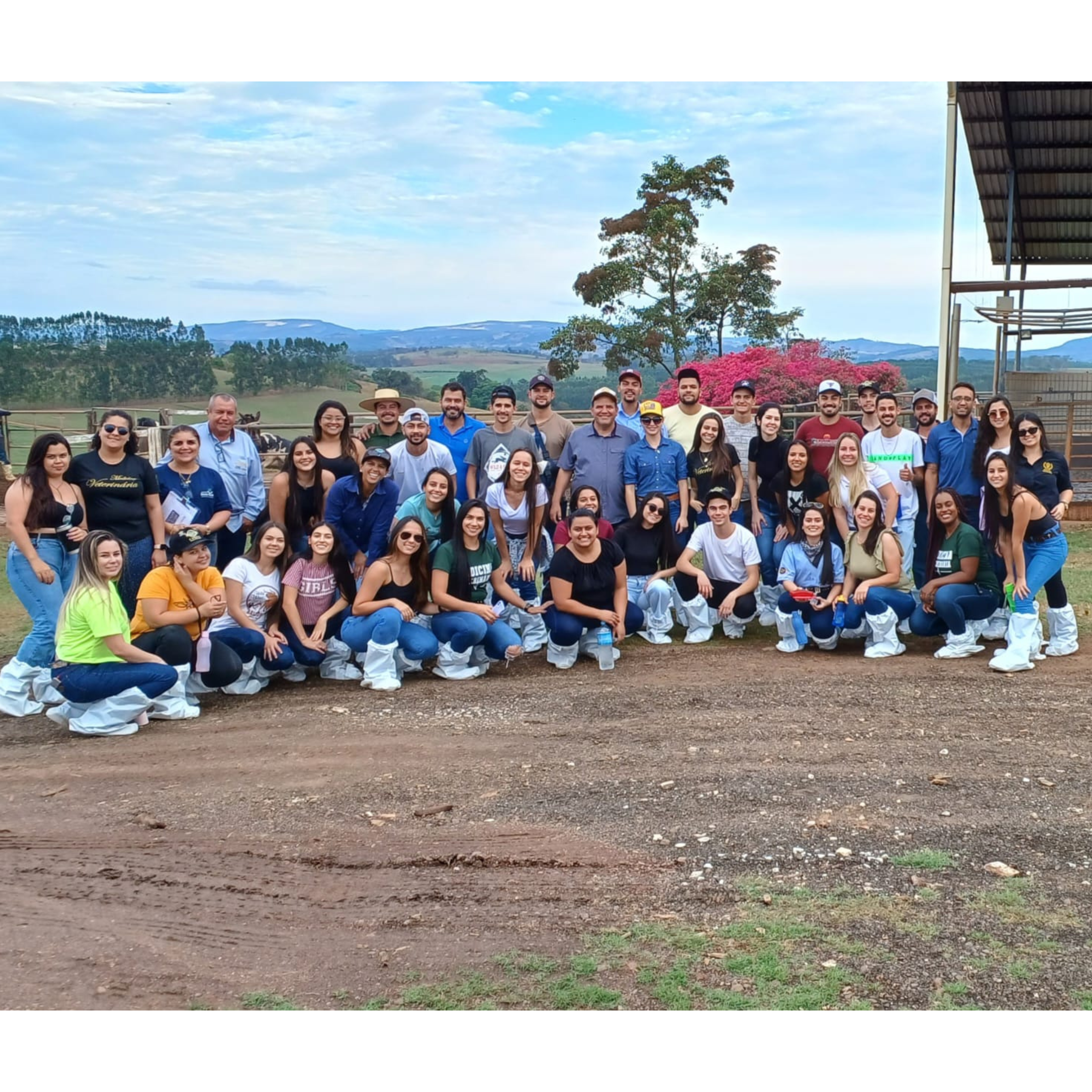 ALUNOS DE MEDICINA VETERINÁRIA FAZEM VISITA TÉCNICA NA FAZENDA SANTA LUZIA EM PASSOS-MG