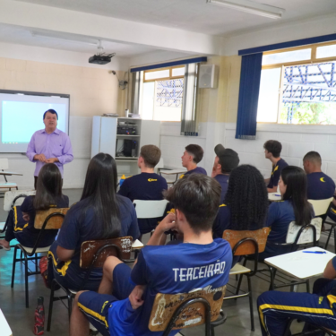ALUNOS DO COLÉGIO UNIFOR RECEBEM PALESTRA DO REITOR DA FUOM SOBRE CONTINUIDADE NOS ESTUDOS E MERCADO DE TRABALHO
