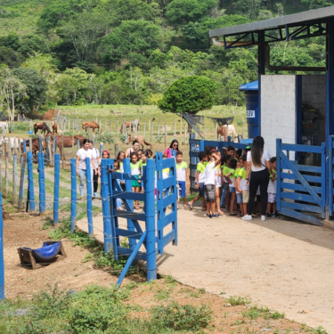 ALUNOS DA ESCOLA PAPA PIO XII FAZEM VISITA À FAZENDA LABORATÓRIO DO UNIFOR-MG