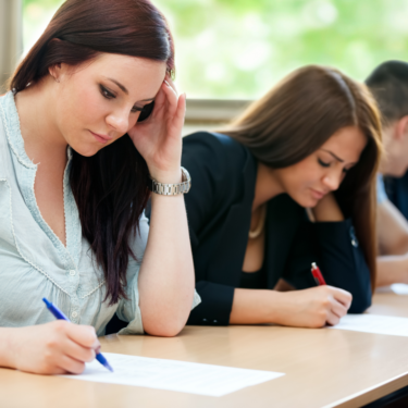 ALUNOS DO ENSINO PRESENCIAL APRESENTAM MELHOR DESEMPENHO NO ENADE 2022