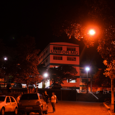 UNIFOR-MG RECEBE LUZES LARANJAS EM HOMENAGEM AO “DEZEMBRO LARANJA”