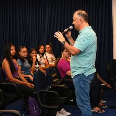 CALOUROS DO CURSO DE DIREITO PARTICIPAM DE AULA INAUGURAL