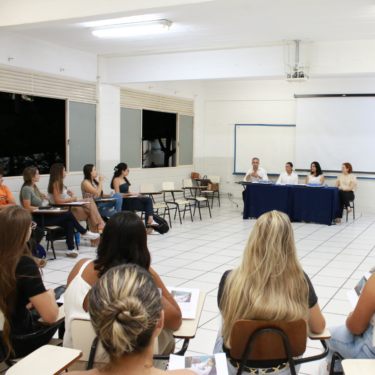 ALUNOS DE FONOAUDIOLOGIA PARTICIPAM DE RODA DE CONVERSA SOBRE O MERCADO DE TRABALHO E POSSIBILIDADES DE ATUAÇÃO
