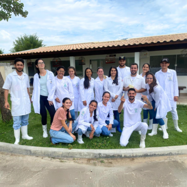 ALUNOS DO CURSO MEDICINA VETERINÁRIA PARTICIPAM DE VISITA TÉCNICA AO LATICÍNIO IDEAL