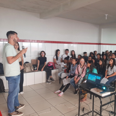 ALUNOS DO CURSO DE BIOMEDICINA REALIZAM PROJETO DE EXTENSÃO NA ESCOLA MUNICIPAL ARLINDO DE MELLO
