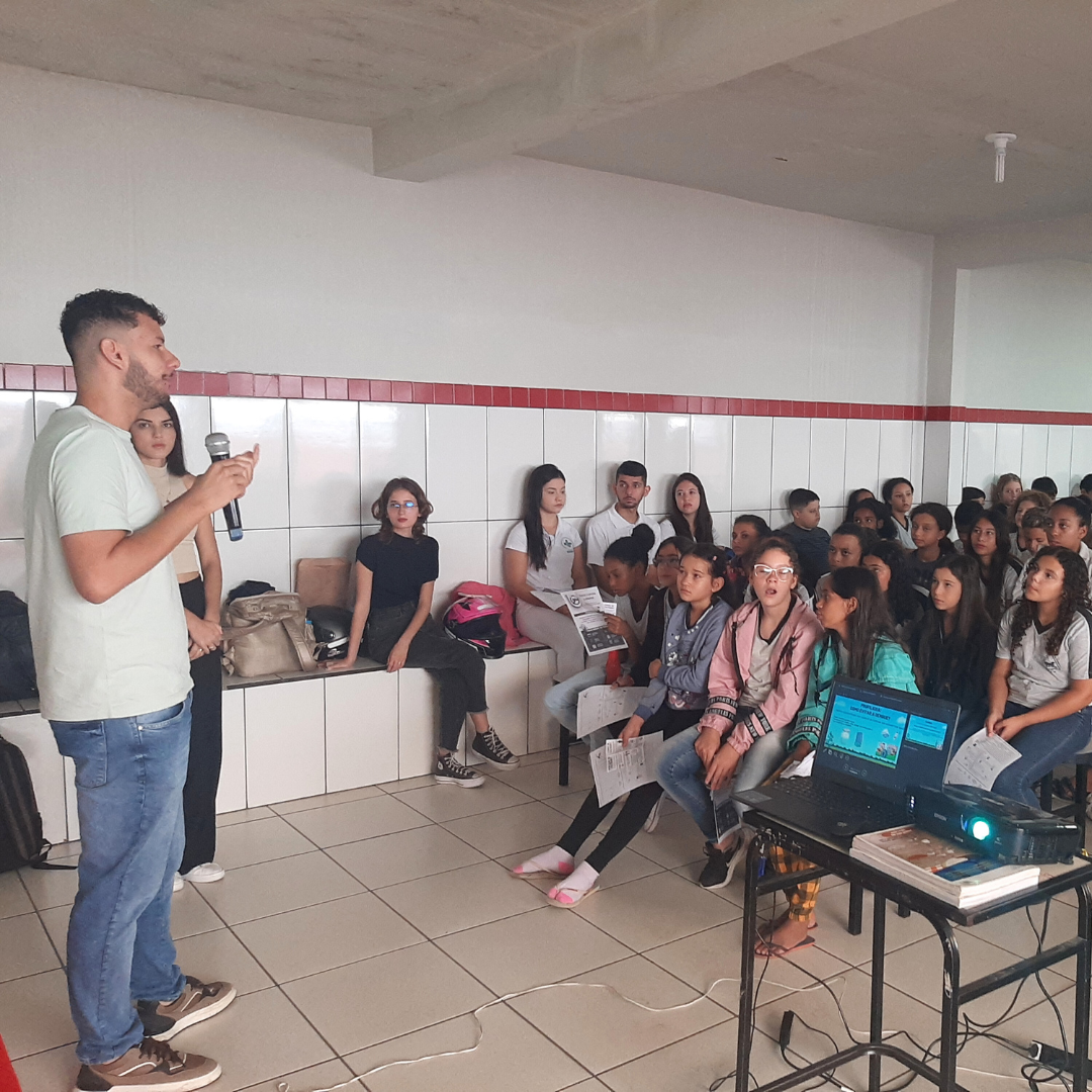 ALUNOS DO CURSO DE BIOMEDICINA REALIZAM PROJETO DE EXTENSÃO NA ESCOLA MUNICIPAL ARLINDO DE MELLO