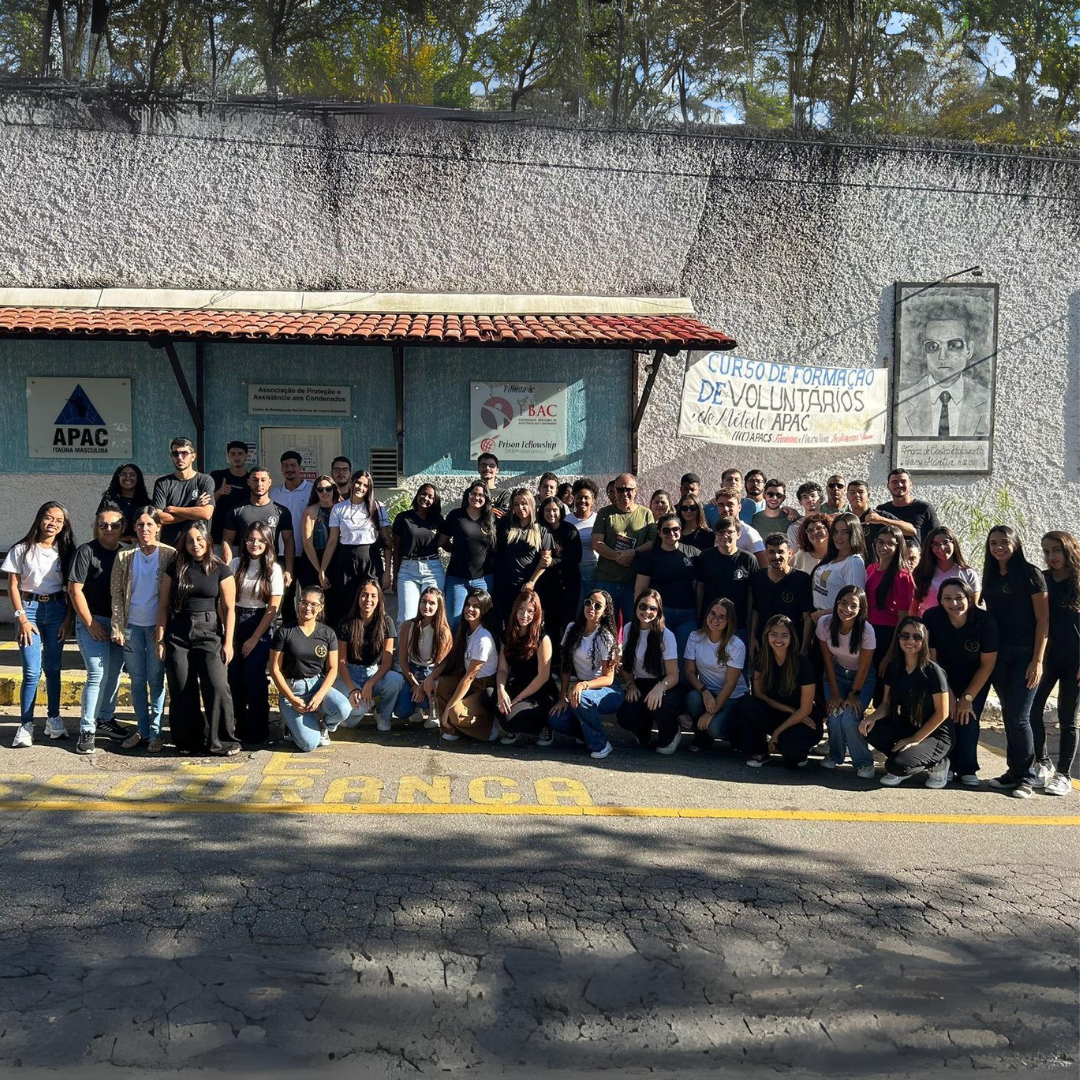 ALUNOS DO CURSO DE DIREITO FAZEM VISITA À ASSOCIAÇÃO DE PROTEÇÃO E ASSISTÊNCIA AOS CONDENADOS DE ITAÚNA/MG