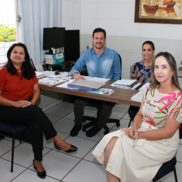 PROFA. MA. NEIVA MARIA RODRIGUES SILVA TOMA POSSE DA DIREÇÃO DO COLÉGIO UNIFOR