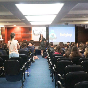 ALUNOS DO COLÉGIO UNIFOR PARTICIPAM DE PALESTRA SOBRE BULLYING