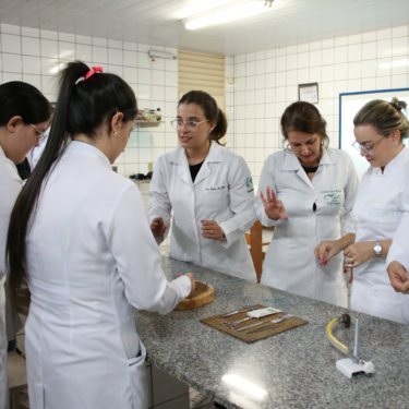 ALUNOS DE ENFERMAGEM PARTICIPAM DO MINICURSO “REALIZAÇÃO DE SUTURA SIMPLES PELO ENFERMEIRO”