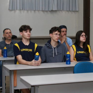 ALUNOS DO COLÉGIO UNIFOR PARTICIPAM DE PALESTRA SOBRE EDUCAÇÃO FINANCEIRA