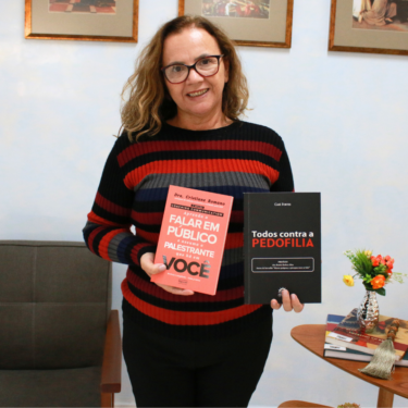 BIBLIOTECA ÂNGELA VAZ LEÃO RECEBE DOAÇÃO DE LIVROS