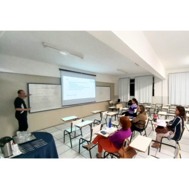 PROFESSORES PARTICIPAM DE CAPACITAÇÃO PARA O USO DA METODOLOGIA ATIVA PBL