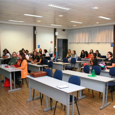 ALUNOS DE ENFERMAGEM PARTICIPAM DE SEMINÁRIO INTEGRADO