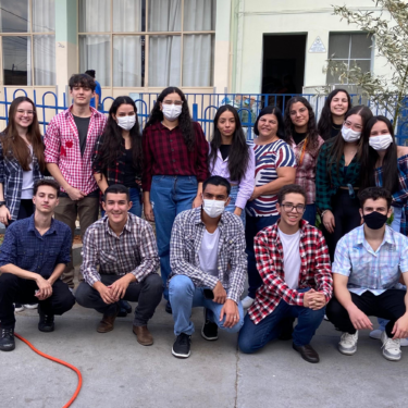 ALUNOS DO COLÉGIO UNIFOR LEVAM ALEGRIA E SOLIDARIEDADE AO ASILO SÃO FRANCISCO DE ASSIS EM FORMIGA-MG