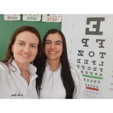 PROFESSORA E ALUNA DO UNIFOR-MG REALIZAM PESQUISA ENVOLVENDO A TRIAGEM DA ACUIDADE VISUAL DE ESTUDANTES DE UMA ESCOLA PÚBLICA DE FORMIGA