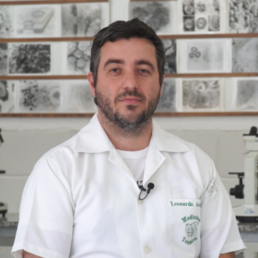 PROFESSOR E ALUNAS DO UNIFOR-MG ATUAM NA PESQUISA SOBRE “DEFINIÇÃO DA MICROBIOTA E IDENTIFICAÇÃO DO GRAU DE SUSCEPTIBILIDADE A ANTIMICROBIANOS DE AGENTES ETIOLÓGICOS ENCONTRADOS NO CONDUTO AUDITIVO DE CÃES COM OTITE”