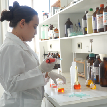 PESQUISADORES DO CENTRO UNIVERSITÁRIO ATUAM NO DESENVOLVIMENTO DE UM MÉTODO ESPECTROFOTOMÉTRICO PARA A DETECÇÃO DE ESTIRENO DESPRENDIDO DE MATERIAL PLÁSTICO PARA BEBIDAS DIVERSAS