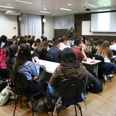 ALUNOS DO CURSO DE DIREITO PARTICIPAM DE SESSÕES CINEMATOGRÁFICAS EM HOMENAGEM AO DIA DO ADVOGADO