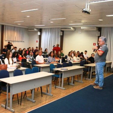 ALUNOS DE PSICOLOGIA PARTICIPARAM DE PALESTRA EM COMEMORAÇÃO AO DIA DO PSICÓLOGO