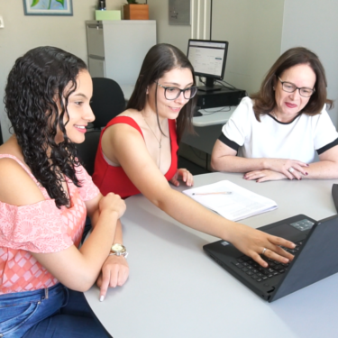 PROFESSORA E ALUNOS FAZEM PESQUISA SOBRE “CONSTITUIÇÃO, ESTADO E MINORIAS INDÍGENAS”