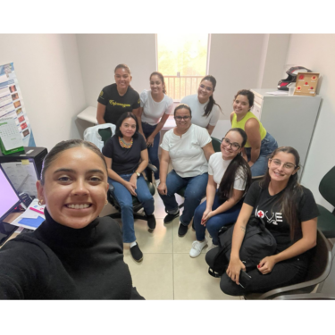 ALUNOS DE ENFERMAGEM PARTICIPAM DE CAPACITAÇÃO SOBRE COBERTURAS DE FERIDAS